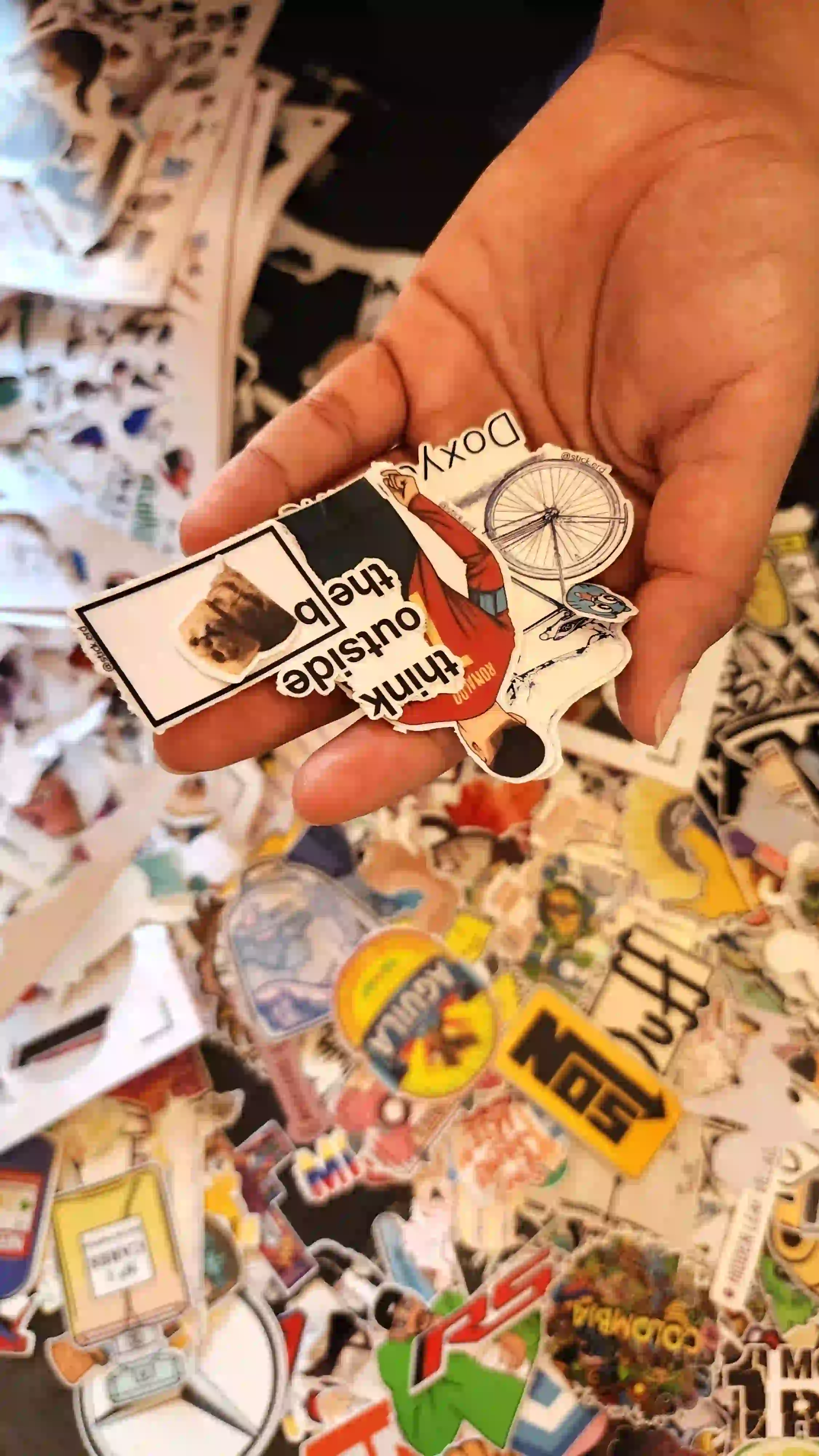 El Stickerd Crew atendiendo a clientes en un ambiente divertido y comunitario