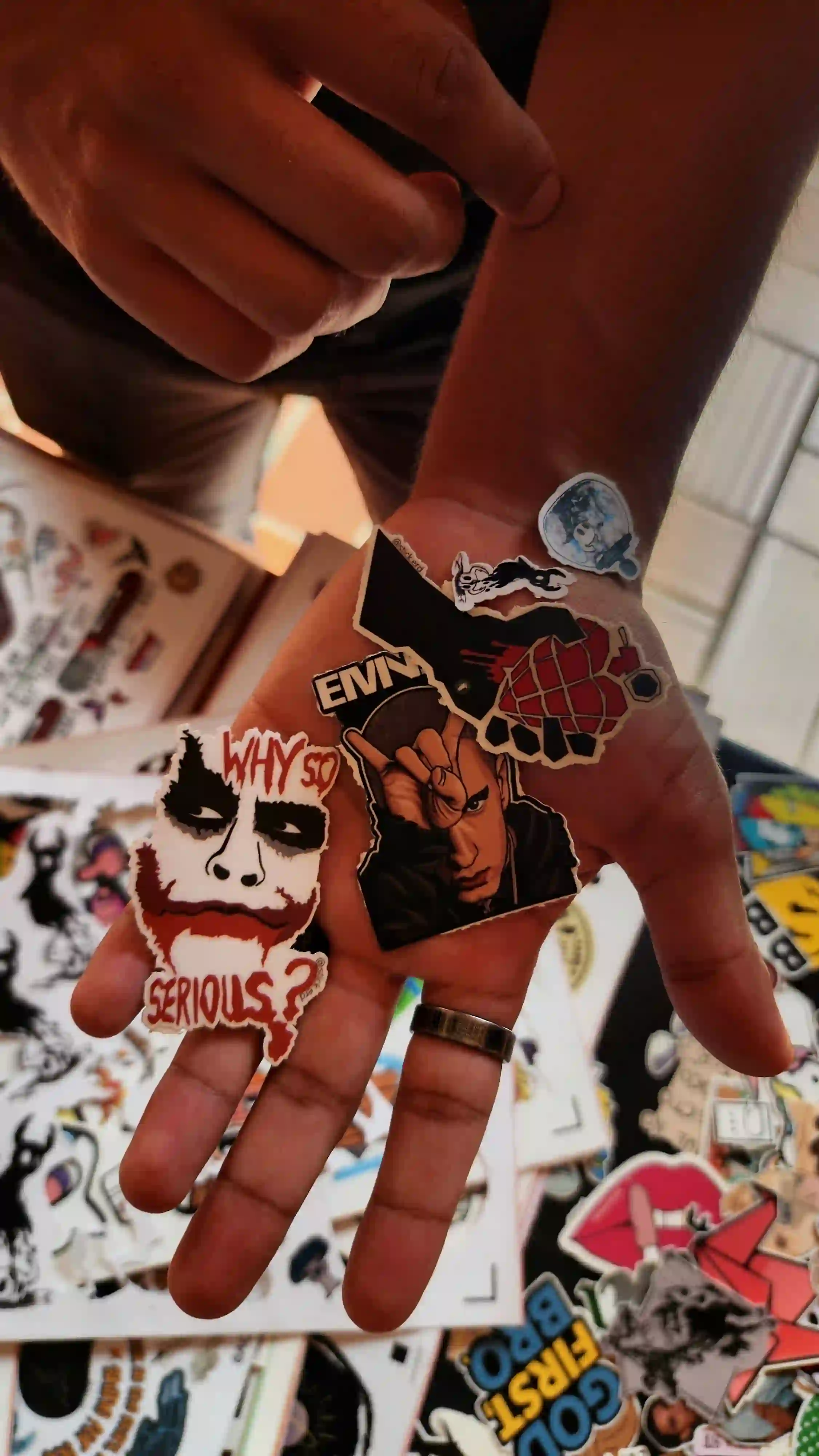 Detalle de un sticker de Stickerd mostrando su calidad de impresión y corte