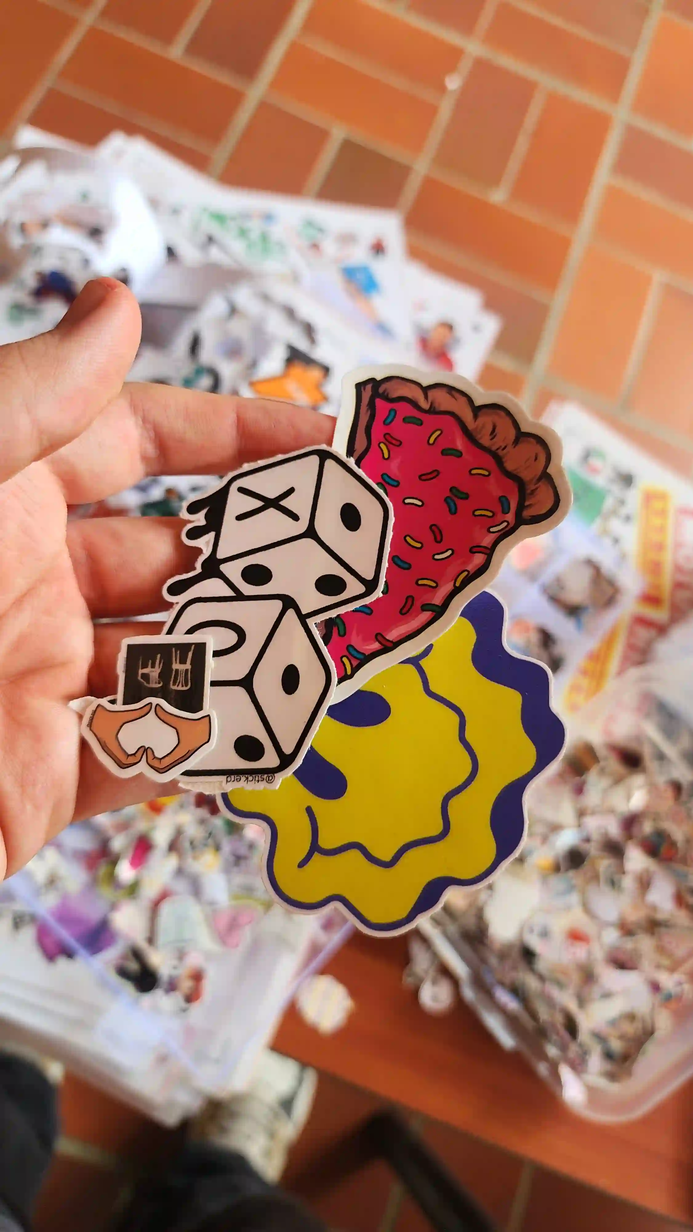 El equipo de Stickerd organizando el inventario para un día de ventas