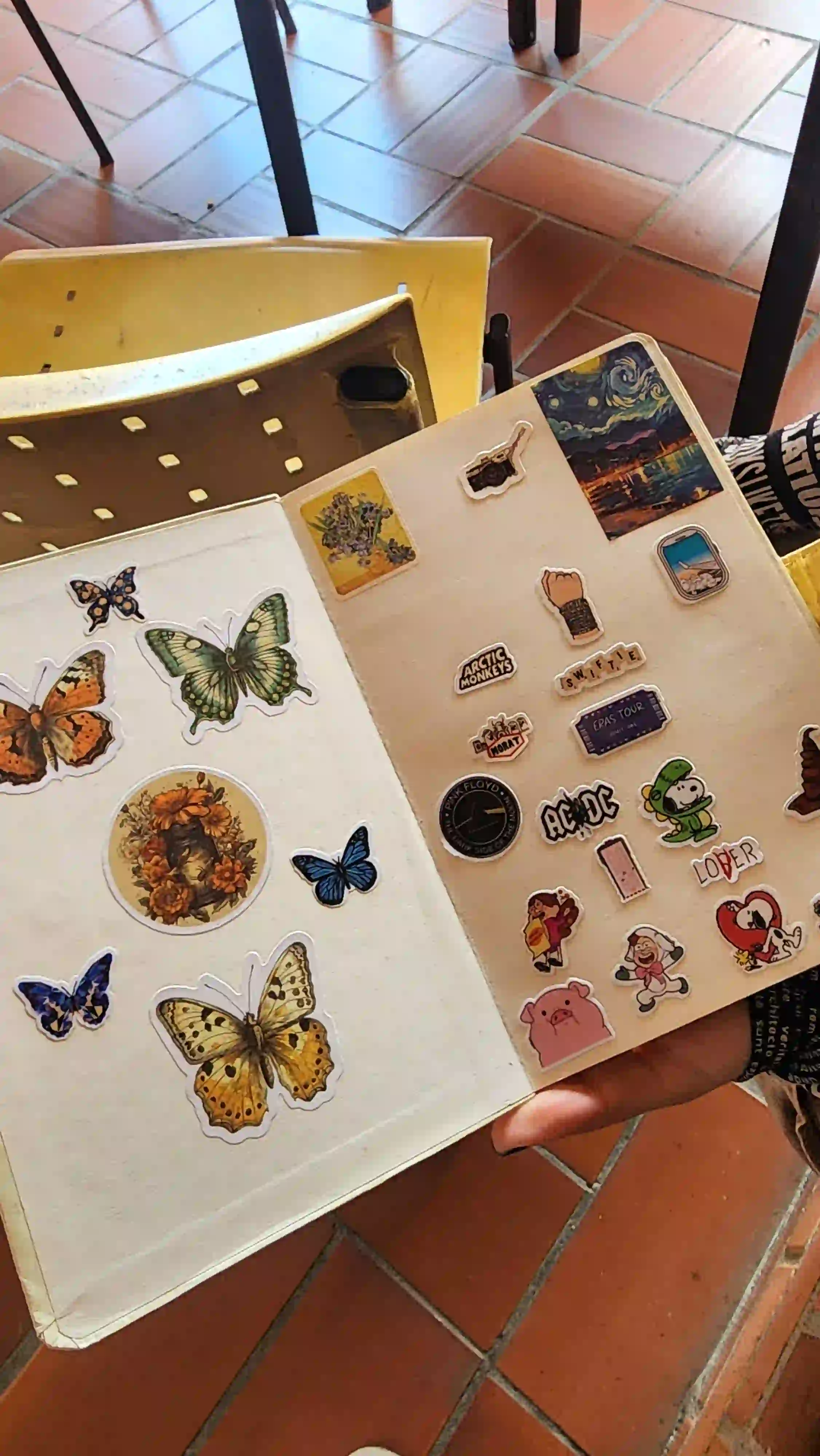 Portátil moderno decorado con stickers de alta calidad de cultura pop