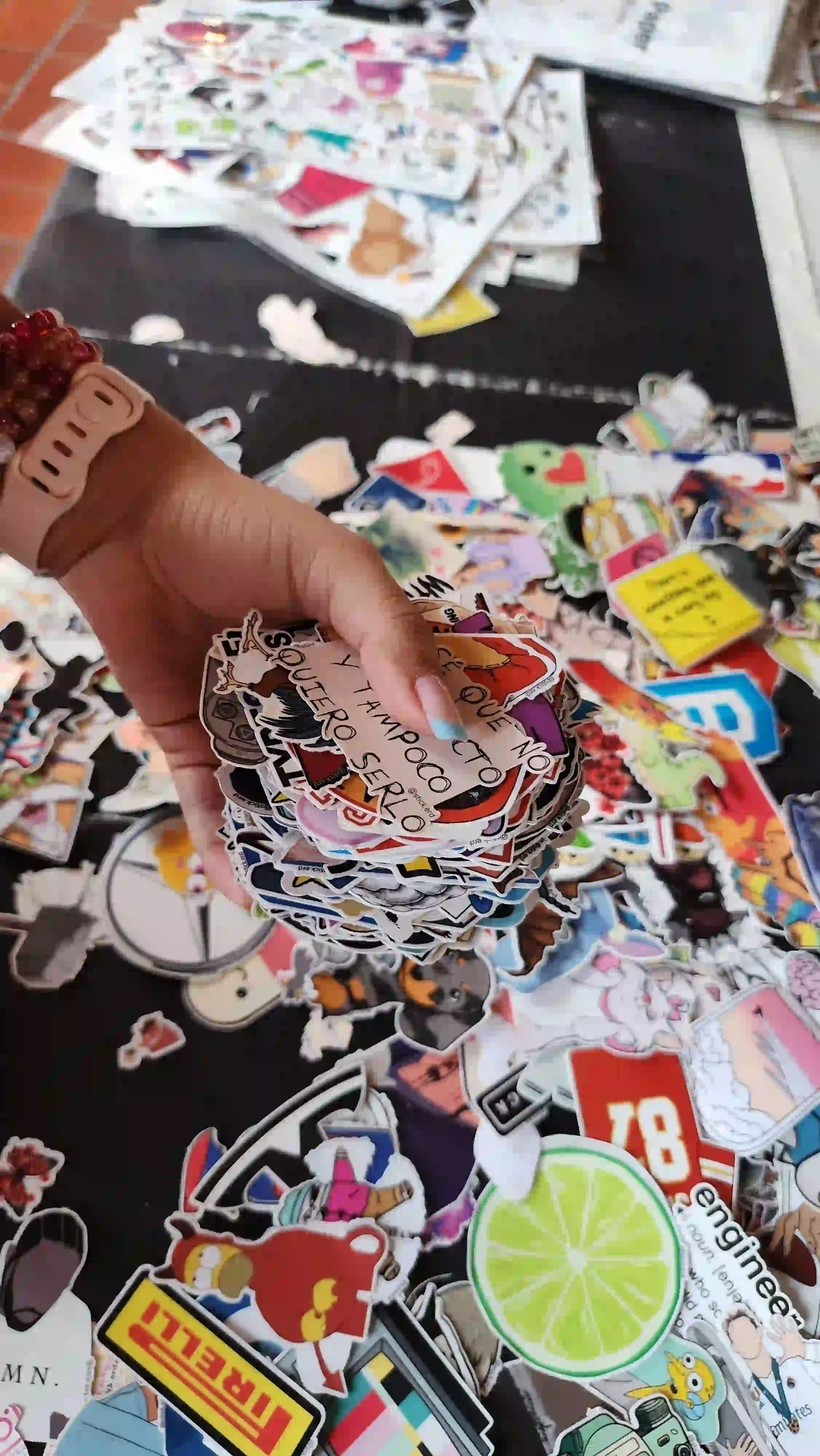 Collage de stickers de anime, series y música de Stickerd