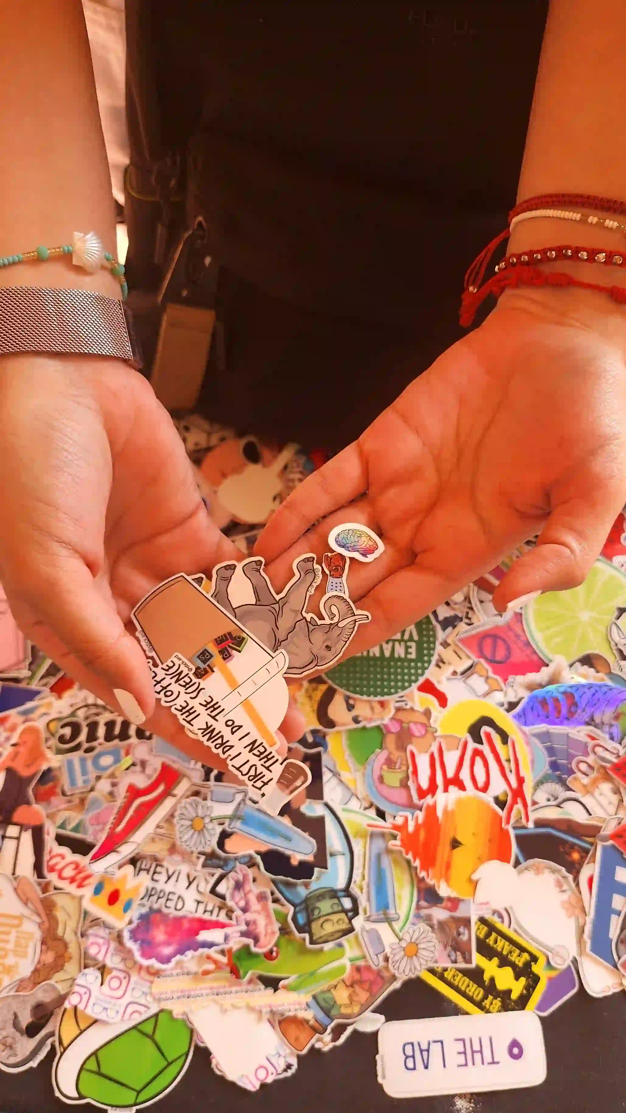 Un cliente de Stickerd pagando su compra a través de transferencia digital