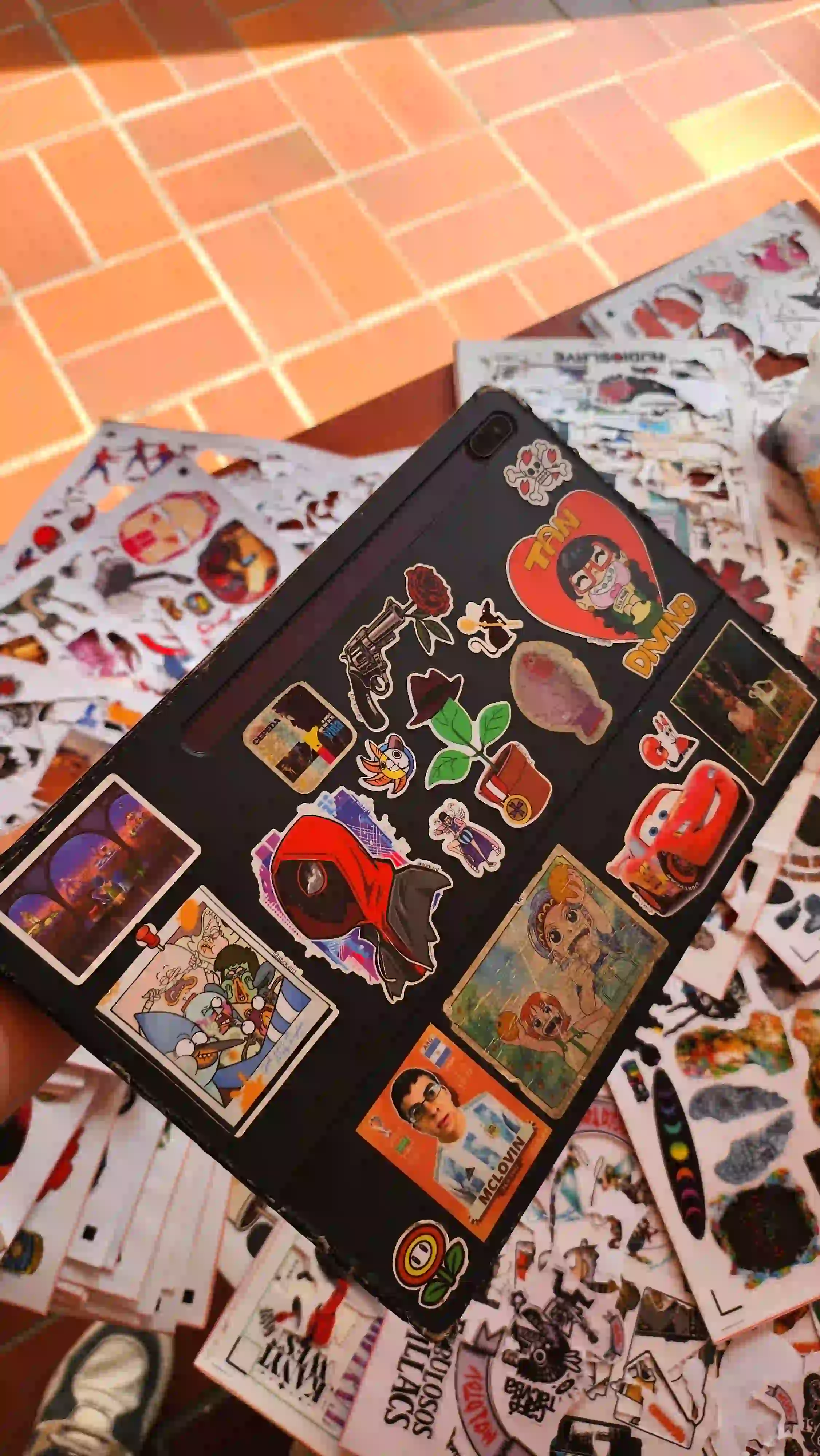 Una clienta sonriendo mientras muestra su nuevo sticker de Stickerd